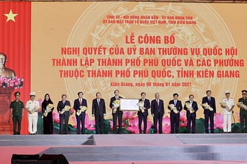 Phó Thủ tướng Thường trực Chính phủ Trương Hòa Bình đã trao Nghị quyết thành lập Thành phố Phú Quốc và các phường thuộc Thành phố Phú Quốc cho lãnh đạo tỉnh Kiên Giang.